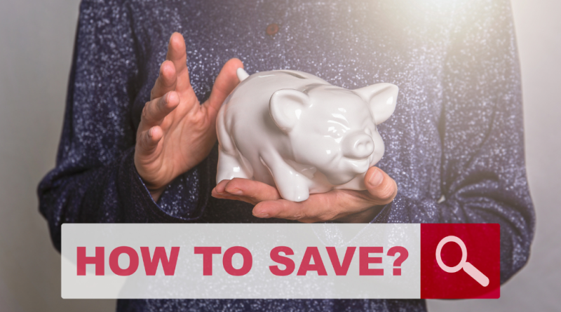 Osoba trzymająca białą skarbonkę w kształcie świnki nad banerem z napisem How to save i ikoną lupy.
